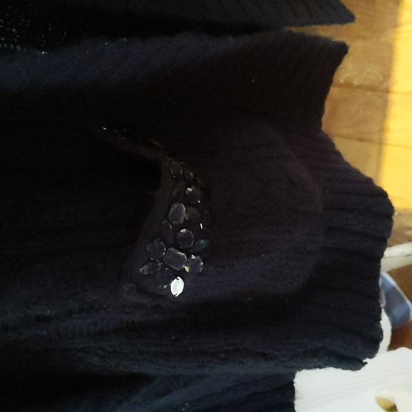 Hooded wool sweater with pockets - Picture 2 of 3